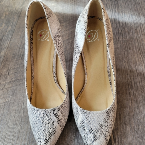 Nude Snakeskin Heels Size 8.5 - Picture 3 of 6